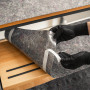 Anwendungsbild Alfa Treppenvlies - Verklebung an Treppen mit Selbstklebestreifen